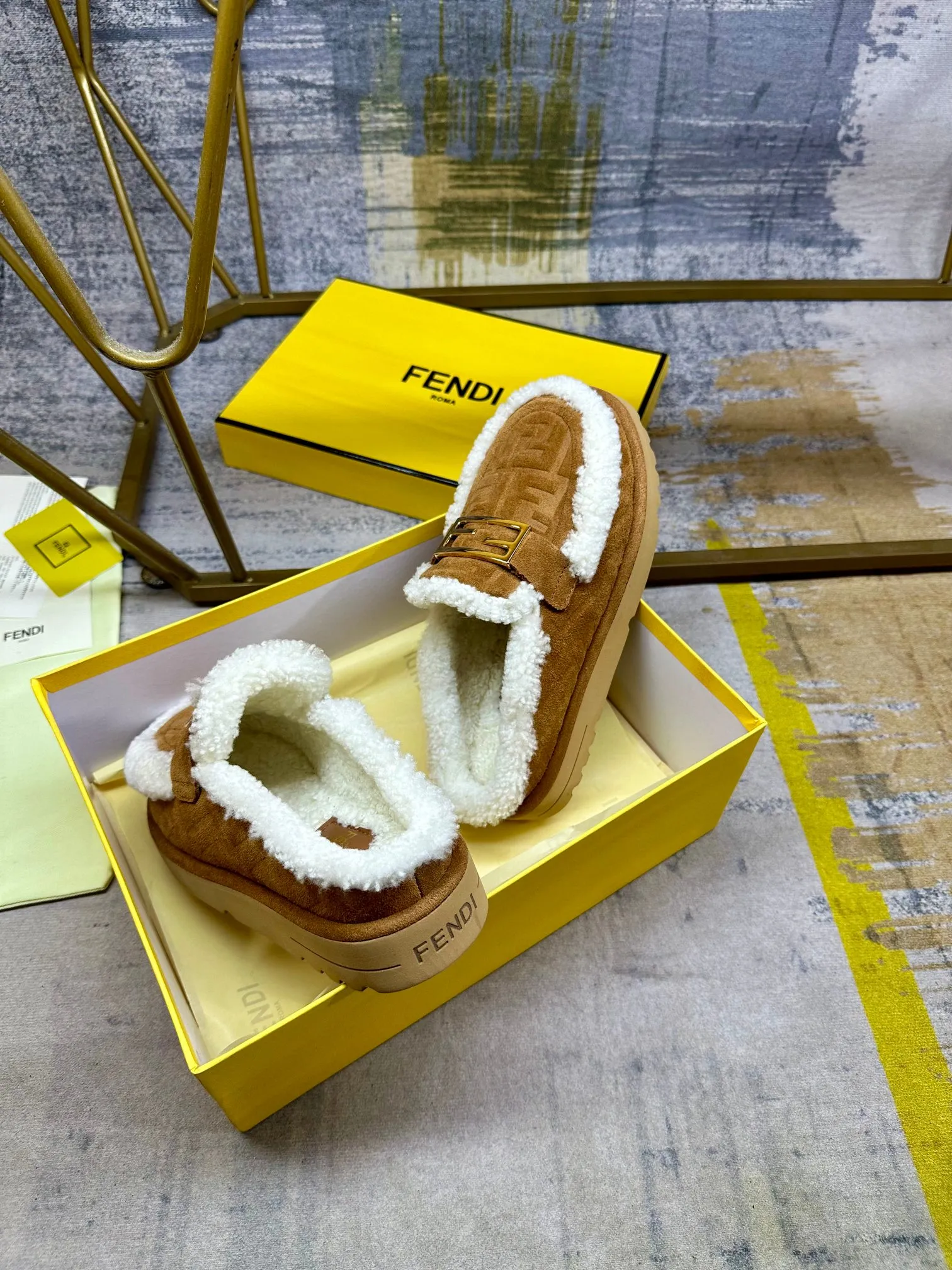 p560🐮🐮FENDI’s latest casual round toe flat half slippers. Made of black suede material and decorated with a tonal embossed FF pattern. Tonal shearling lining and trim. Decorated with Baguette hardware in gold-finish metal. Thick black non-slip sole with contrasting inlay and FENDI lettering on the heel. Women’s sizes 35-40, men’s sizes 39-45